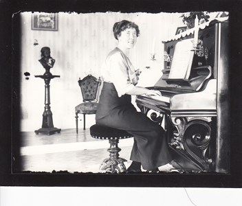 Greta Fallenius vid pianot