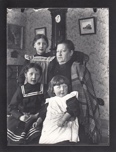 Matilda Holmström med barnbarn