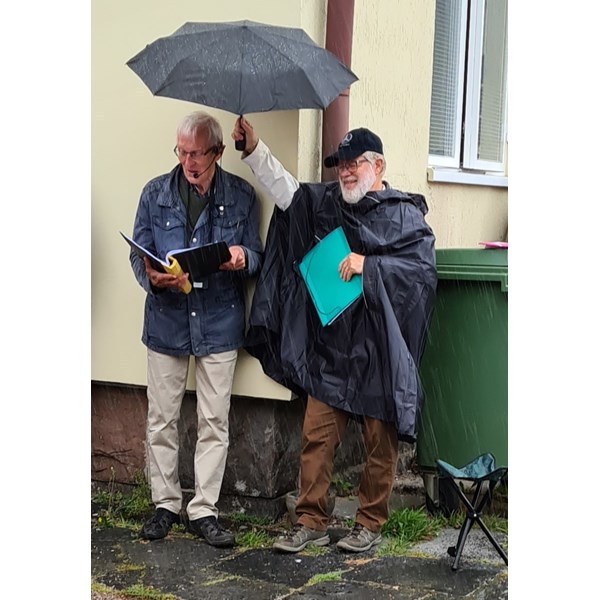 Vandring. Lennart håller paraply över Göran.