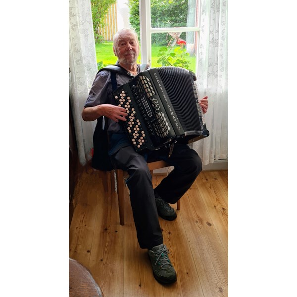 Frank spelar dragspel