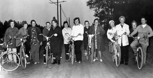 Cykelgäng, damer från Runnebo till Kanikebo, Östervåla.