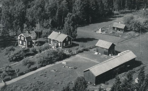 Flygfoto över Gustaf Fröjds i Runnebo, Östervåla år 1955.