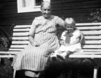 Karin Fröjd med barnbarnet Nelly.