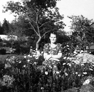 Lisa Pettersson, Skogbo, Östervåla bland blommor.