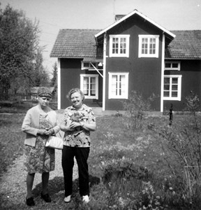 Mor Klara med dotter Sonja hemma i Korbo