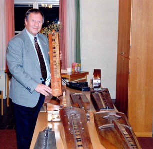 Rodney Sjöberg med Psalmodikon 1995.jpg