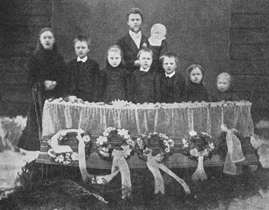 Minas kista med Gustaf och barnen.jpg