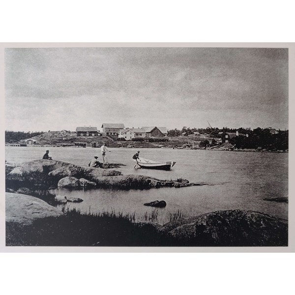 2025-09-20 21-08 Vy över Oxelö krog, Kristineberg, magasinsbyggnader, lotsutkik, Åldermanstugan och Vita havet från Korsholmen