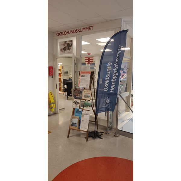 Affisch, bokstegen och vimpel vid Oxelösundsrummet på Arkivens dag