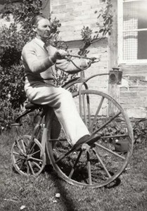 Patrik Haller cyklar på en höghjuling
