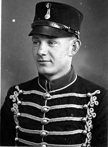 Gösta "låg" på Ljungbyhed som husar. Under kriget fick han rycka ut och placerades i Helsingborg.