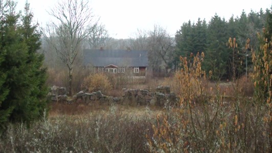 Hus och ruinrester av Svarvarebogården mars 2019