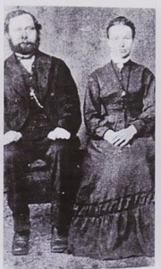 Anna Rasmusson f. 1838 i Danmark här med sin fader Rasmus