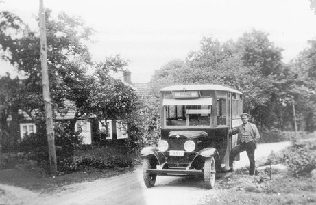 Ehard Johansson med sin buss framför sitt hus