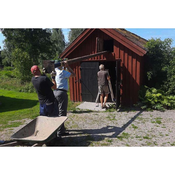 Midsommarstången placeras i förråd