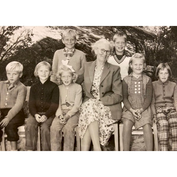 Ester Olsson med elever på Bjälveröds skola 1955.