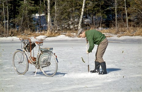 Gösta Svensson fiskar på Östersjön