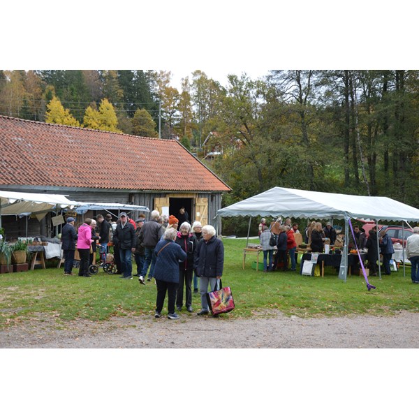 Många besökare på höstmarknaden