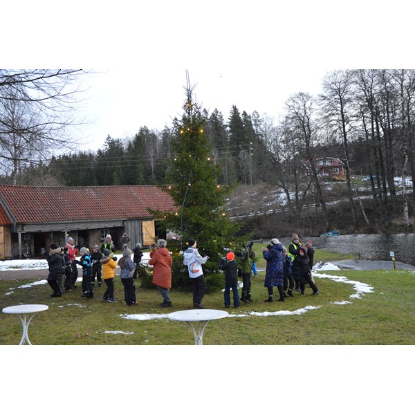 elever från år 2 i Hökerums skola dansar ut julen