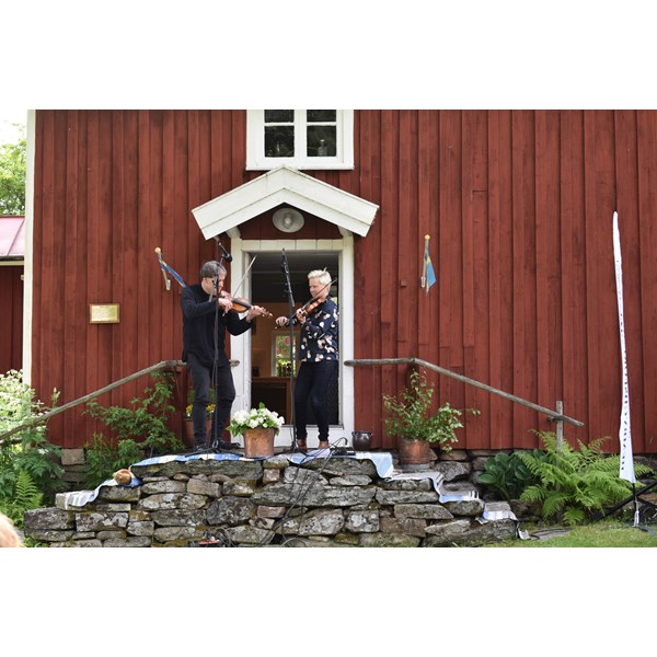 Riksspelmännen Hans Kennemark och Jenny Gustafsson