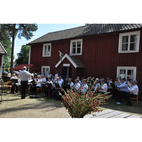 Tabergs och Norrahammars musikkårer spelar