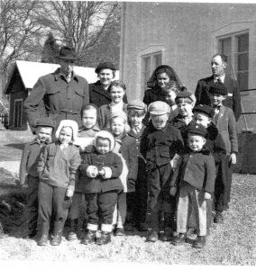 Barn i söndagsskola från ca 1950. De vuxna ledarna bakom är bland andra Sven och Alice Östberg