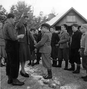 Torshälla scouter vid scoutstugan 1949