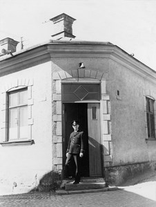 Överkonstapel Robert Kjellman utanför Polisstationen 1946