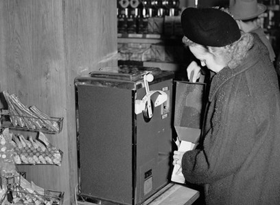 Finmalet kaffe säljs ur maskinen, 1950-talet