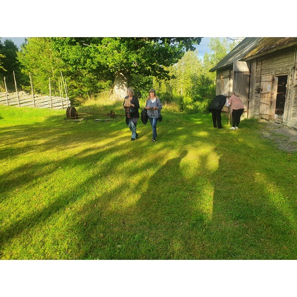 Sista sommaraktiviteten med blomsterarrangemang