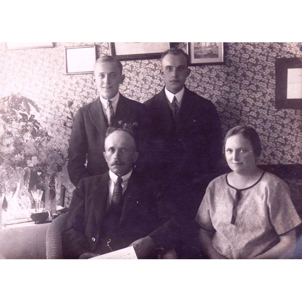 Alrik Söderbäck, hustrun Maria Hjort och sönerna Einar och Harry