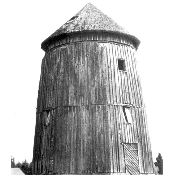 Väderkvarnen Ekeby by före 1950. Malningen upphörde ca 1909.