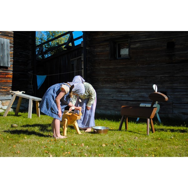 Barnen leker med trä-djuren på hembygdsgården i Vemdalen