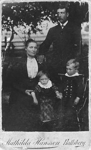Johan och Amannda med barnen Johan och Henny