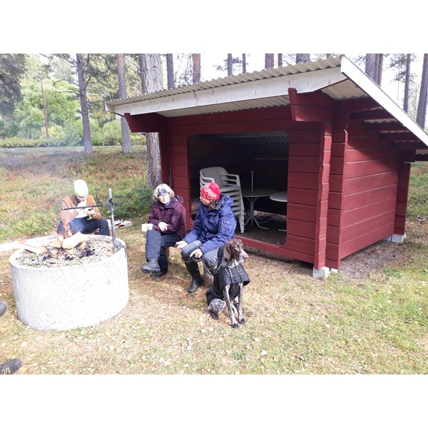 Vid grillplatsen.